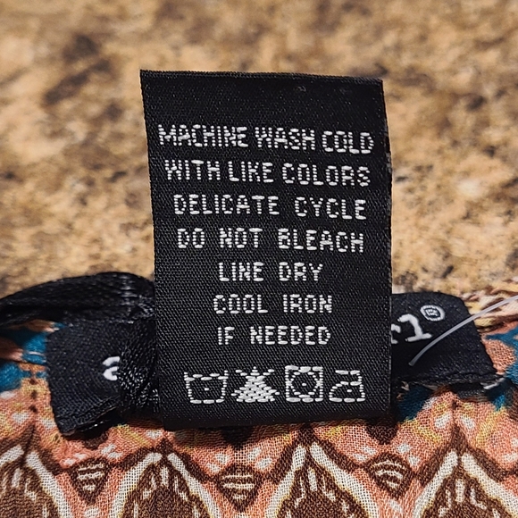 About A Girl Ladies Sheer Blouse Size Large NWT - Picture 8 of 8